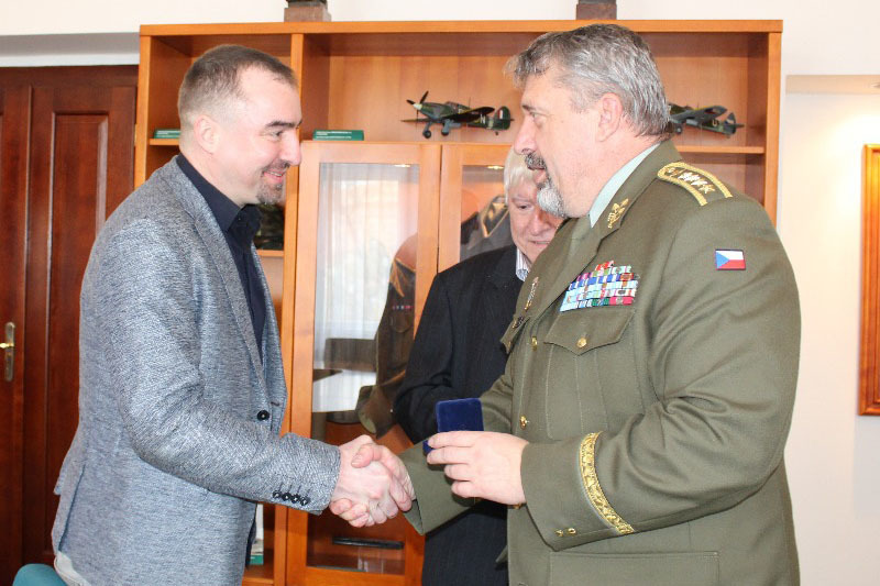 Armádní generál Aleš Opata ocenil Martina Vavryse pamětní mincí