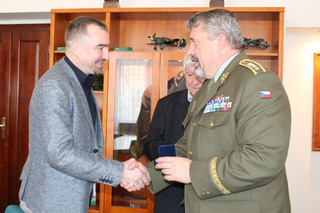 Armádní generál Aleš Opata ocenil Martina Vavryse pamětní mincí