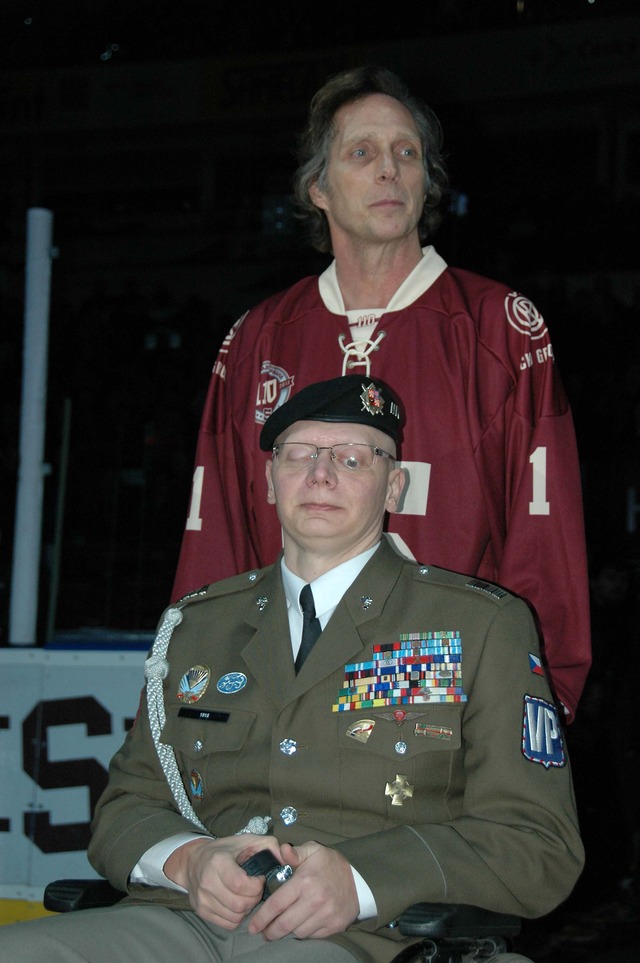 Praporčík Jiří Schams, těžce zraněný v Afghánistánu před šesti lety, a americký herec William Fitchner známý mimo jiné z filmu Černý jestřáb sestřelen