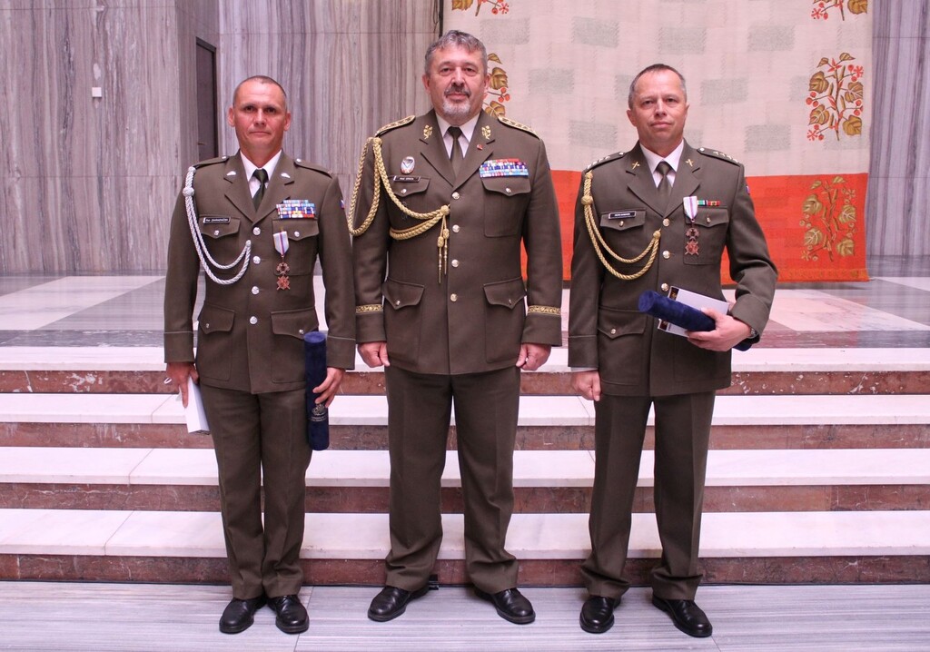 Zleva rotmistr Zahradníček, armádní generál Opata, kapitán Hamann během ocenění minulý týden