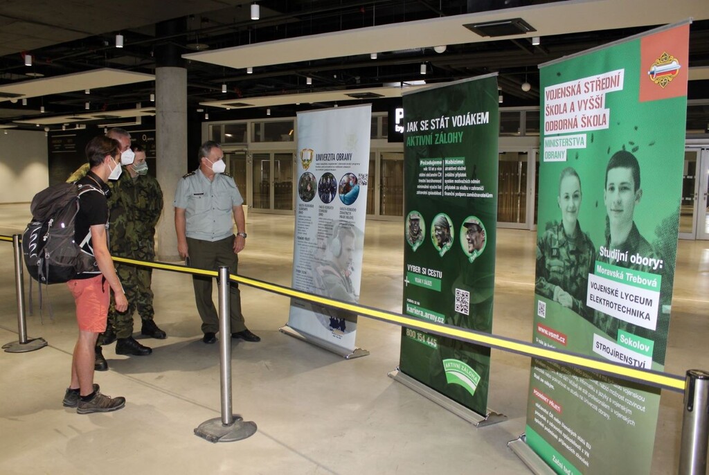 Řada lidí, dospělých i studentů, se zajímala o službu v AZ