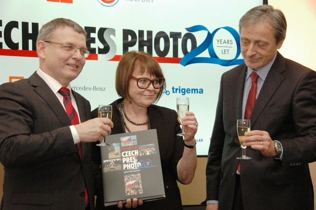 Zleva: ministr zahraničí Lubomír Zaorálek, ředitelka soutěže Czech Press Photo Daniela Mrázková a ministr obrany Martin Stropnický společně křtí knihu The Best of Czech Press Photo 