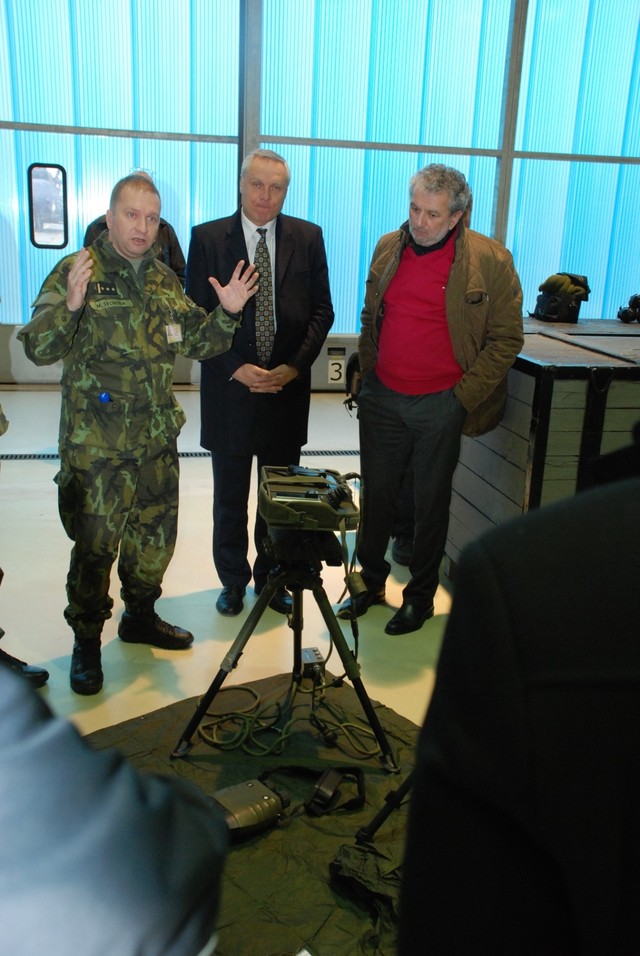  Plukovník Svoboda doplňuje informace o vybavení předsunutých leteckých návodčí