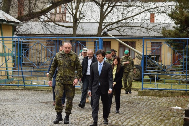 Velvyslanec s doprovodem při prohlídce kasáren