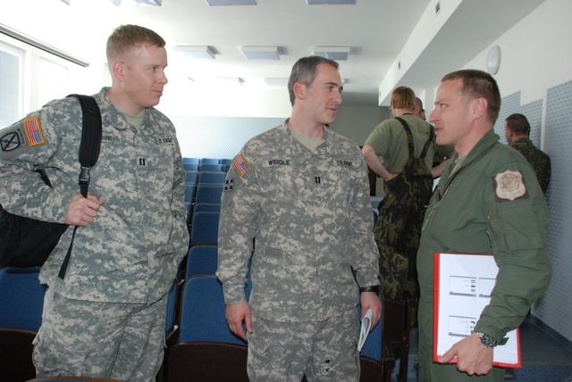  Američtí kolegové při jednání se zástupcem řídícího cvičení majorem Pavlem Procházkou