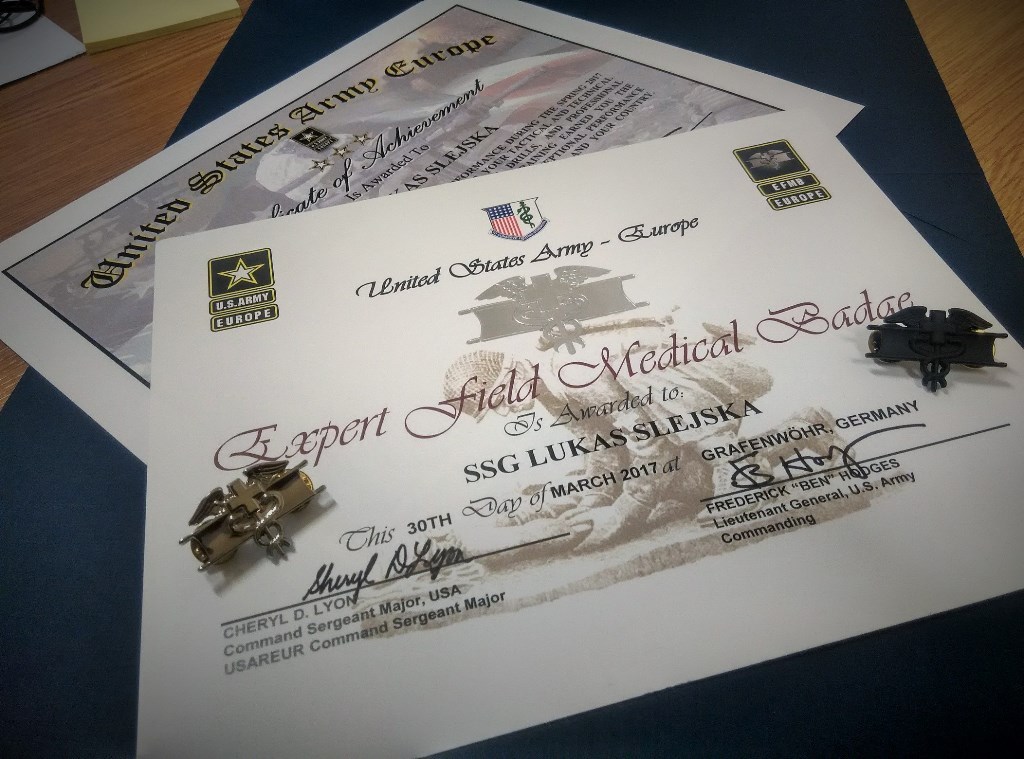 Certifikát a odznak nadrotmistra Lukáše Slejška.