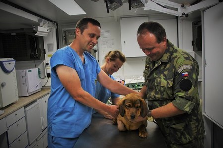 Generál Zoltán Bubeník byť lékař našel cestu i k čtyřnohým pacientům