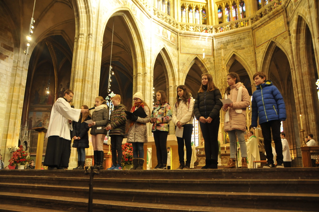  Děti ze stonožkových škol četly prosby pro jiné děti, vojáky na misích a podobně