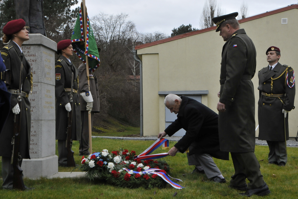 Poklonit se přišel současný náčelník Generálního štábu AČR armádní generál Josef Bečvář
