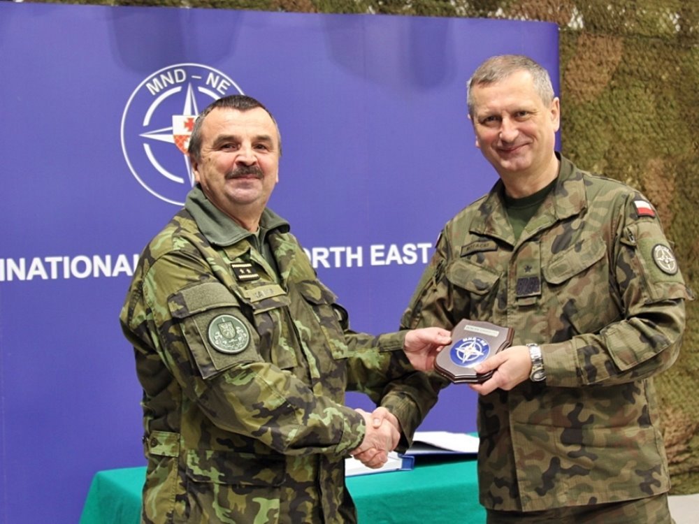 Velitel pozemních sil generálmajor Štefan Kaleta a brigádní generál Krzysztof Motacki