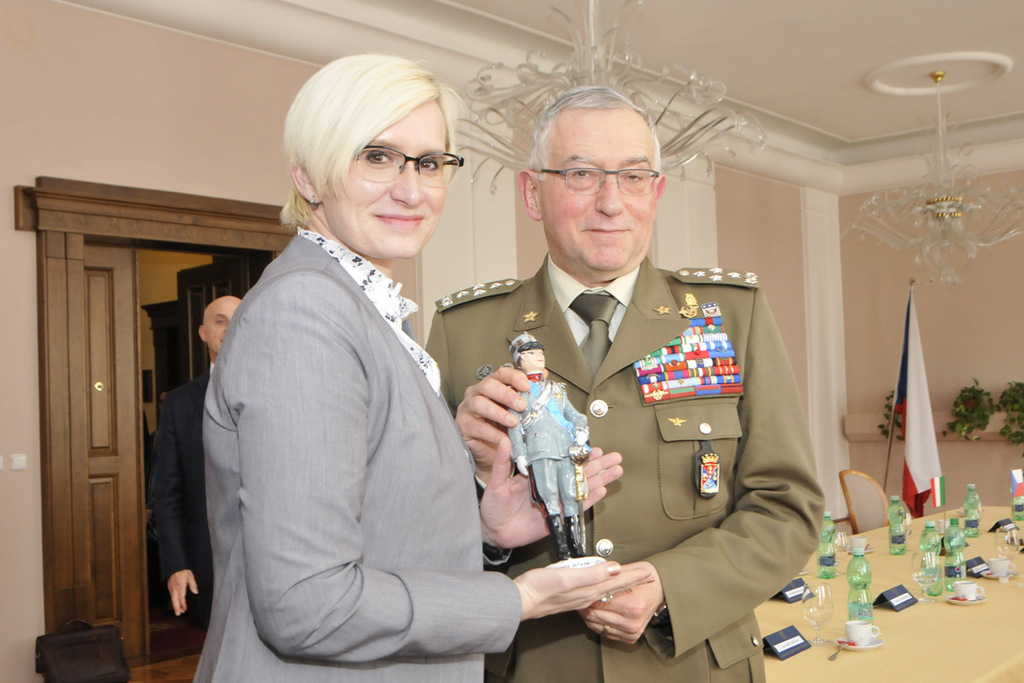 A gift for Minister Slechtova from General Graziano