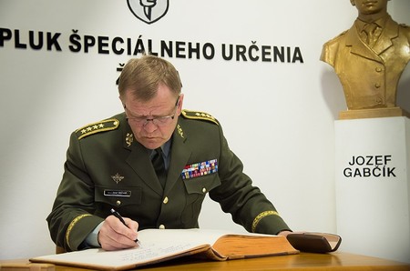 Generál Bečvář při zápisu do kroniky
