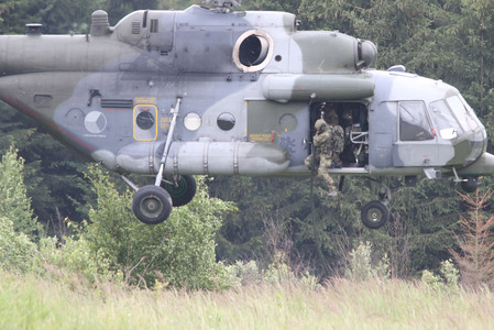 Vysazení vojáků z vrtulníku