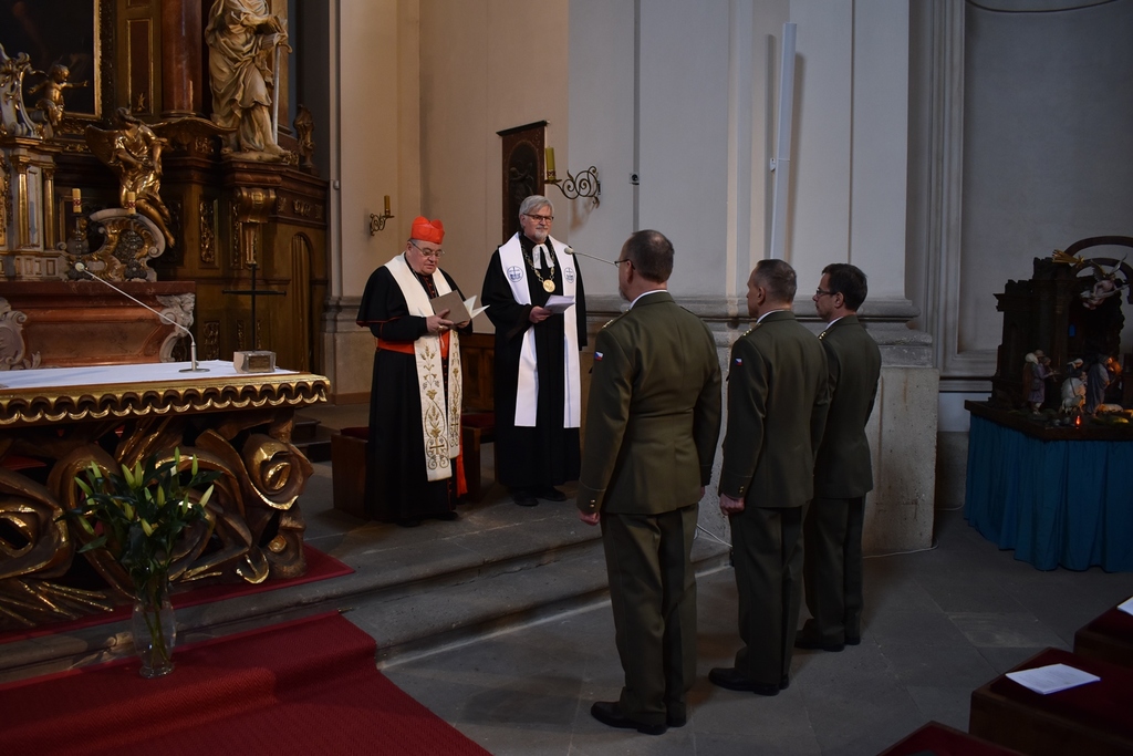 Kardinál Dominik Duka a Daniel Ženatý přijímají slib vojenských kaplanů.