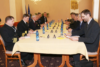 Obě strany při jednání v salonku Praha