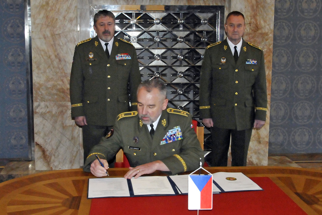 Armádní generál Aleš Opata, generálmajor Josef Kopecký a brigádní generál Ladislav Jung (zleva) při podpisu protokolu o předání funkce v prezidentském salonku Národního památníku na Vítkově.