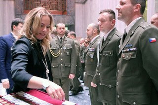 Náměstkyně Blanka Cupáková oceňuje nastoupené vojáky. V čele vojáků kapitán Jaromír Hapla, který velel minometné četě v Lotyšsku.