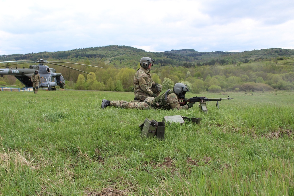Střelba z PKM 7,62 mm po nouzovém přistání