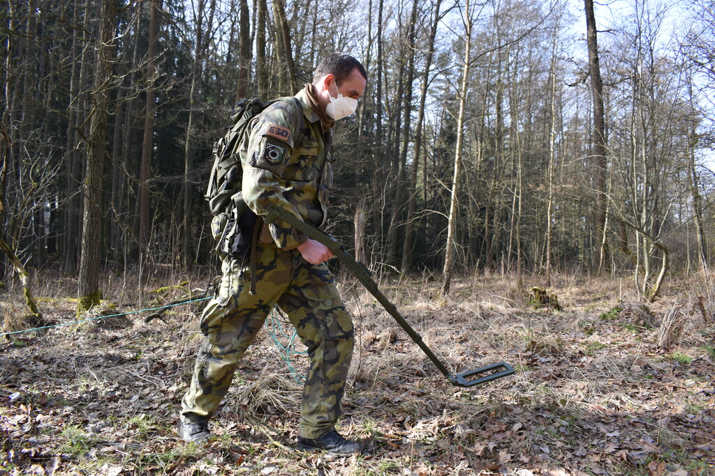 vyhledávání kovových částí nástražného výbušného systému pomocí MIMID (Miniature Mine Detector)