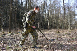 vyhledávání kovových částí nástražného výbušného systému pomocí MIMID (Miniature Mine Detector)