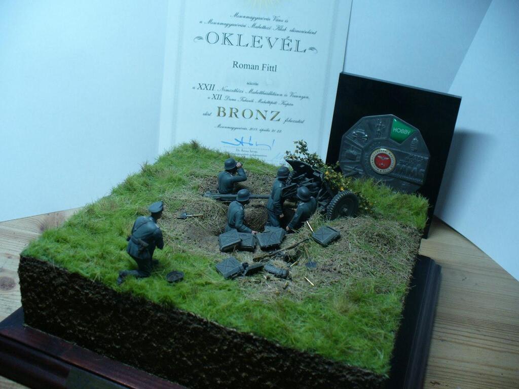 Nejcennější medaile, bronz z Mosonmagyarováru (Maďarsko), počáteční fáze operace Barbarossa – německý protitankový kanon s obsluhou