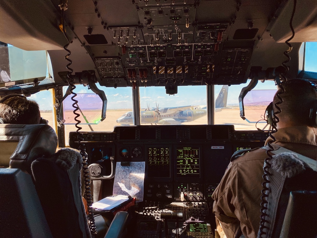Pohled na letoun CASA C-295 z kokpitu letounu A400M