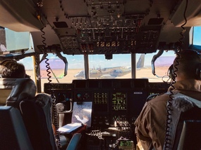 Pohled na letoun CASA C-295 z kokpitu letounu A400M
