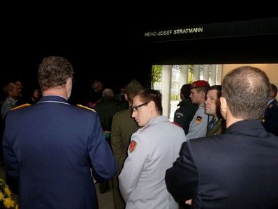 Památník Bundeswehru – „prostor ticha“, kde se na stěně vždy na osm vteřin objevují světelná jména vojáků, jejichž smrt souvisela se službou v Bundeswehru