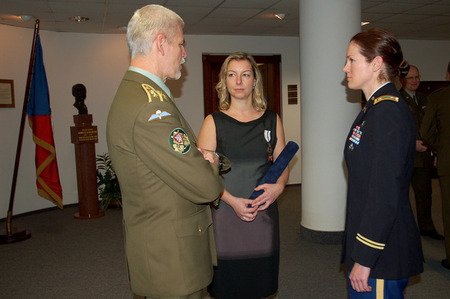 Generál Pavel ocenil Janu Hierschovou za dlouholetou spolupráci