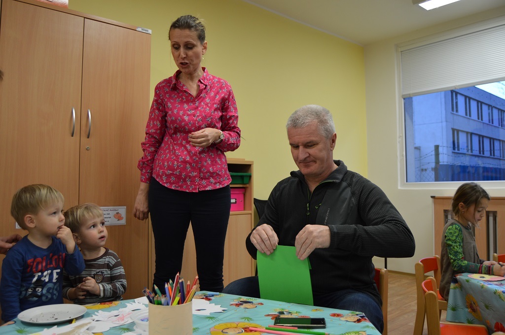  Plukovník Milan Malík během lednového přátelského posezení společně s dětmi vyrábí karnevalové masky