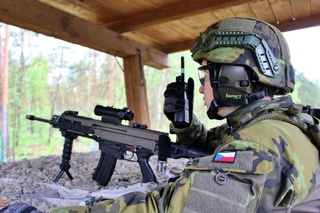 Pozorovatel ze strážní věže komunikuje s velitelským stanovištěm