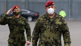 Náčelník Generálního štábu AČR armádní generál Aleš Opata, za ním velitel 43. výsadkového pluku plukovník Róbert Dziak. 
