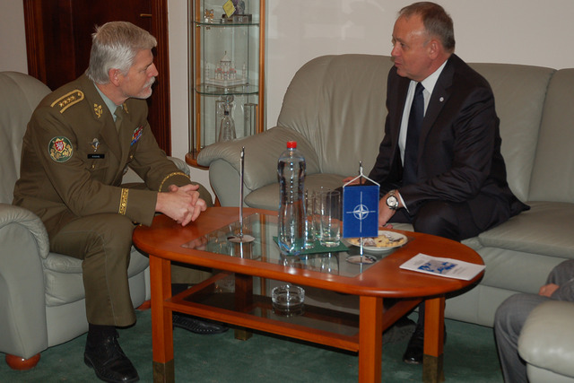 Před zahájením bloku prezentací přijal ředitele NATO Defense College genmjr. Janusze Bojarského náčelník generálního štábu AČR arm. gen. Petr Pavel