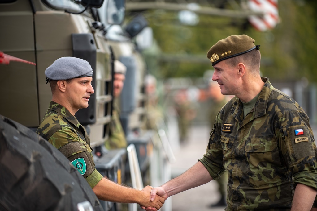  Generál Řehka se pozdravil s vojáky 141. zásobovacího praporu 