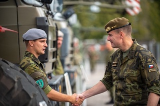  Generál Řehka se pozdravil s vojáky 141. zásobovacího praporu 