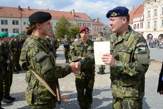 Dekret úspěšné absolventce předává generál Hasala