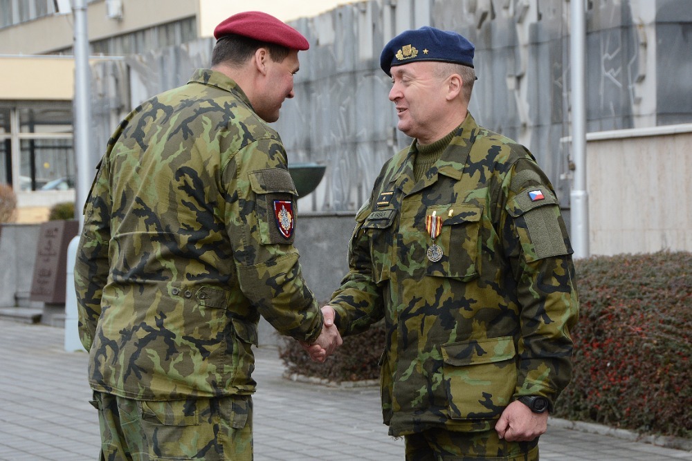  gen. Hasala byl oceněn Pamětní medailí VeV-VA