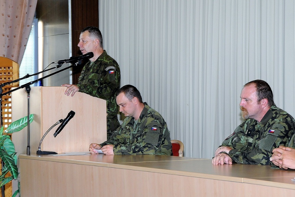 Náčelník štábu VeV-VA plk. gšt. Jaroslav Medek objasnil význam a poté i přednesl vojenskou přísahu