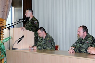 Náčelník štábu VeV-VA plk. gšt. Jaroslav Medek objasnil význam a poté i přednesl vojenskou přísahu