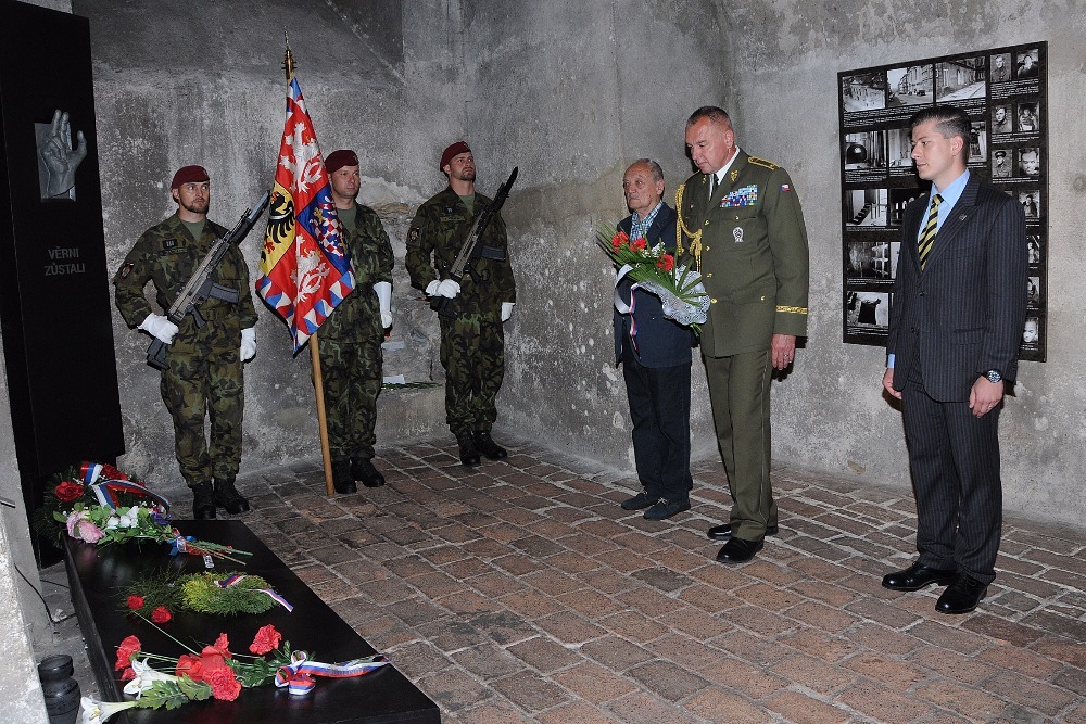 Položení kytice. Zleva Josef Otisk, brigádní generál Josef Kopecký a Zdeněk Špitálník
