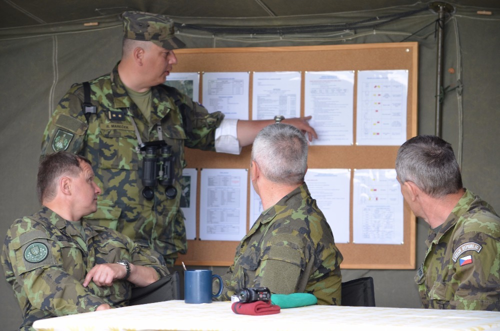 Řídící plavby podplukovník Radoslav Mareček vysvětluje generálu Ivu Střechovi normy pro záchranu a vyproštění