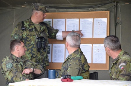 Řídící plavby podplukovník Radoslav Mareček vysvětluje generálu Ivu Střechovi normy pro záchranu a vyproštění