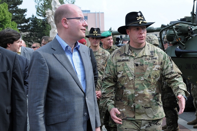 Velitel jižní trasy (RTE FORD) podplukovník Holbrook z 2.jízdního pluku US Army seznamuje premiéra s technikou US Army