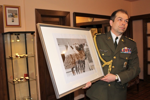  Doposud nezveřejněnou fotografii daroval gen. Klemešovi ředitel odboru pro válečné veterány MO plk. gšt. Eduard Stehlík
