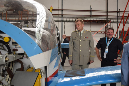 Armádní generál Josef Bečvář navštívil Centrum leteckého výcviku v Pardubicích