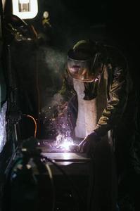 Svařovna a opravna pancířů je součástí roty všeobecných oprav, která na Doupově rozvinula shromaždiště poškozené techniky. Logistiky by nezastavily ani betonové jehlany.