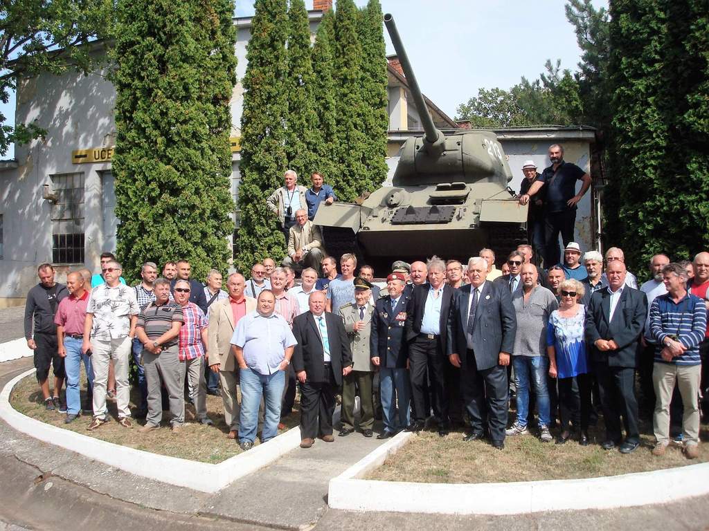 Účastníci setkání u T - 34