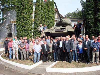 Účastníci setkání u T - 34