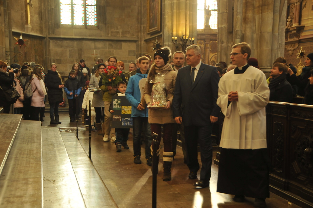  Hosté předávající dary, vpředu s modrou kravatou generál Pavel Štefka