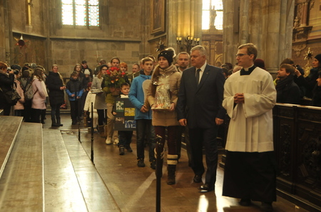  Hosté předávající dary, vpředu s modrou kravatou generál Pavel Štefka